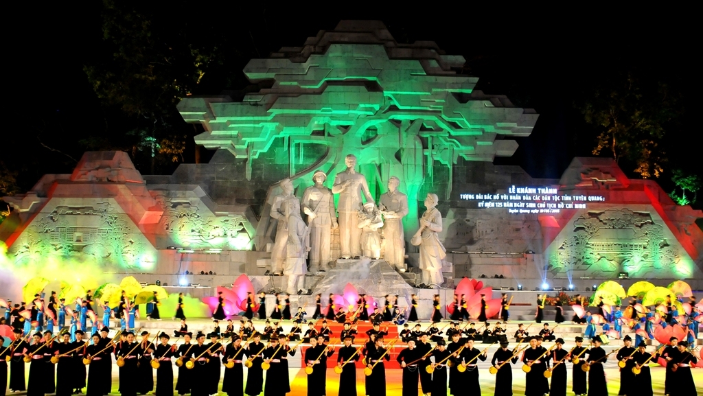 Khánh thành tượng đài "Bác Hồ với nhân dân các dân tộc tỉnh Tuyên Quang"-Tác giả: nhà báo Đinh Công Thuỷ