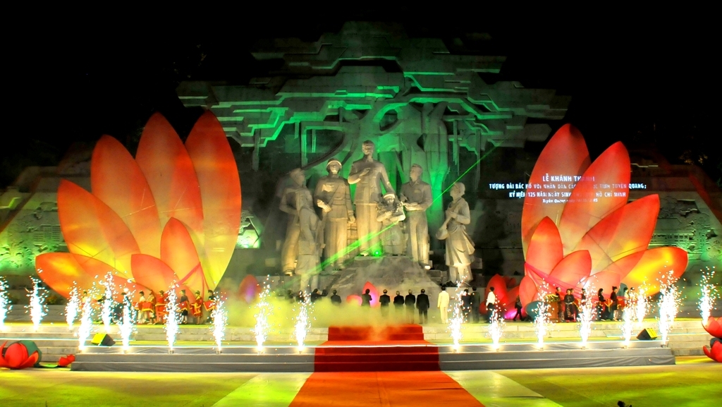 Khánh thành tượng đài "Bác Hồ với nhân dân các dân tộc tỉnh Tuyên Quang"-Tác giả: nhà báo Đinh Công Thuỷ