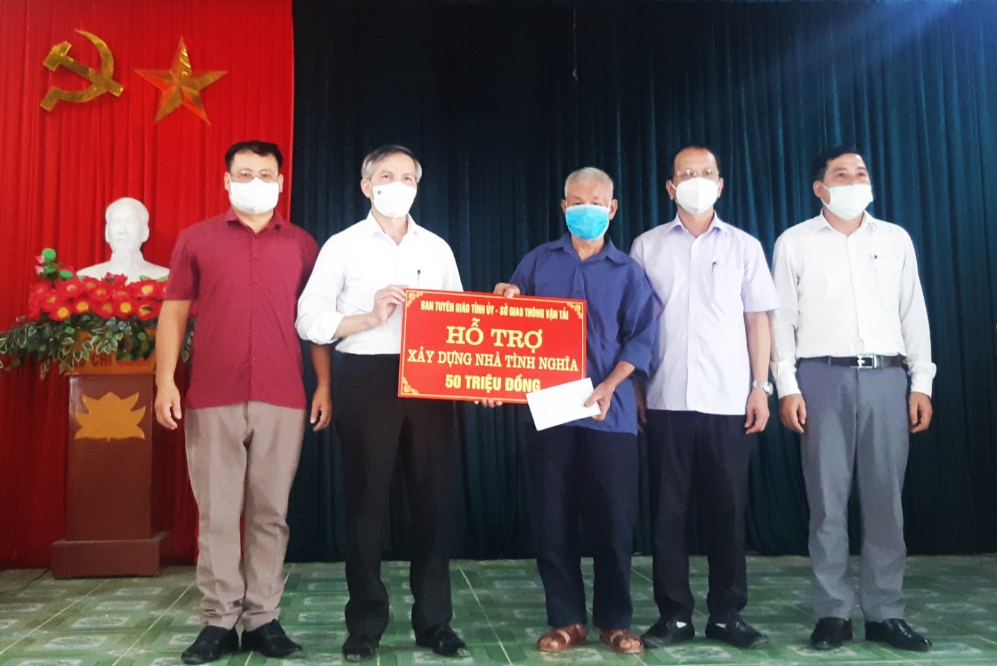 Hỗ trợ xây dựng nhà tình nghĩa cho hộ gia đình chính sách và tặng quà trên địa bàn huyện Na Hang