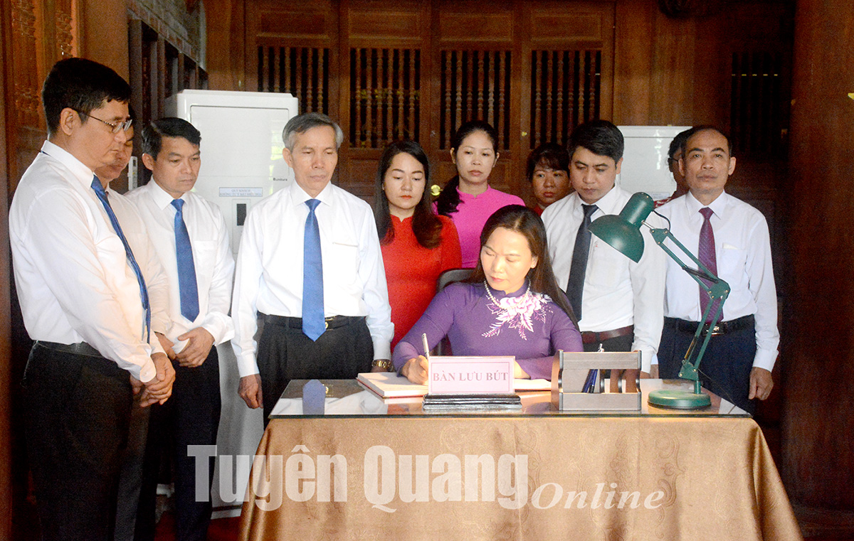 Ban Tuyên giáo Tỉnh uỷ dâng hương kỷ niệm Ngày sinh đồng chí Tố Hữu