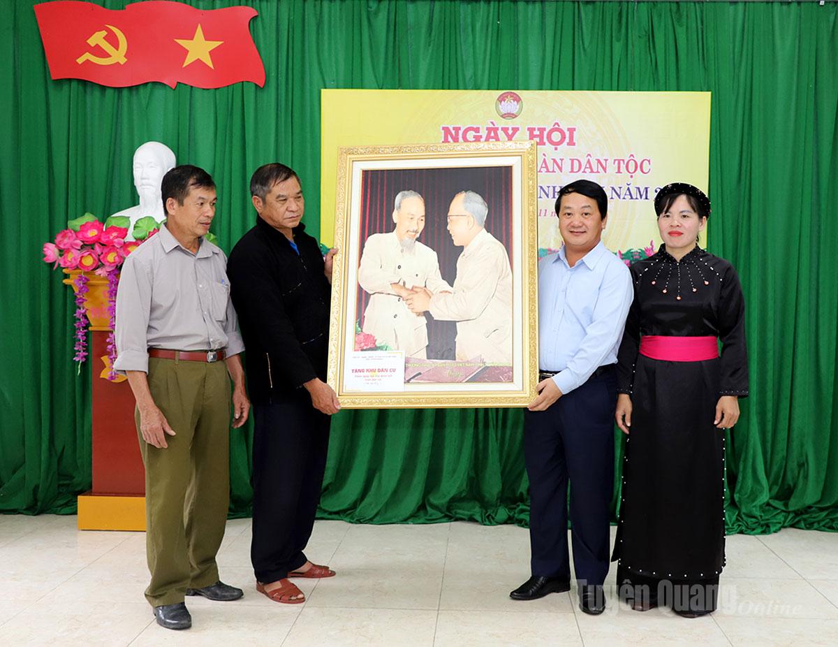 Bí thư Tỉnh ủy Hầu A Lềnh: Thôn Bản Hình tiếp tục phát huy tinh thần, sức mạnh đại đoàn kết, tương trợ lẫn nhau trong đời sống