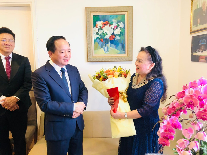 Đồng chí Trưởng Ban Tuyên giáo và Dân vận Trung ương thăm, chúc mừng Giáo sư, Nhà giáo Nhân dân Trần Thu Hà