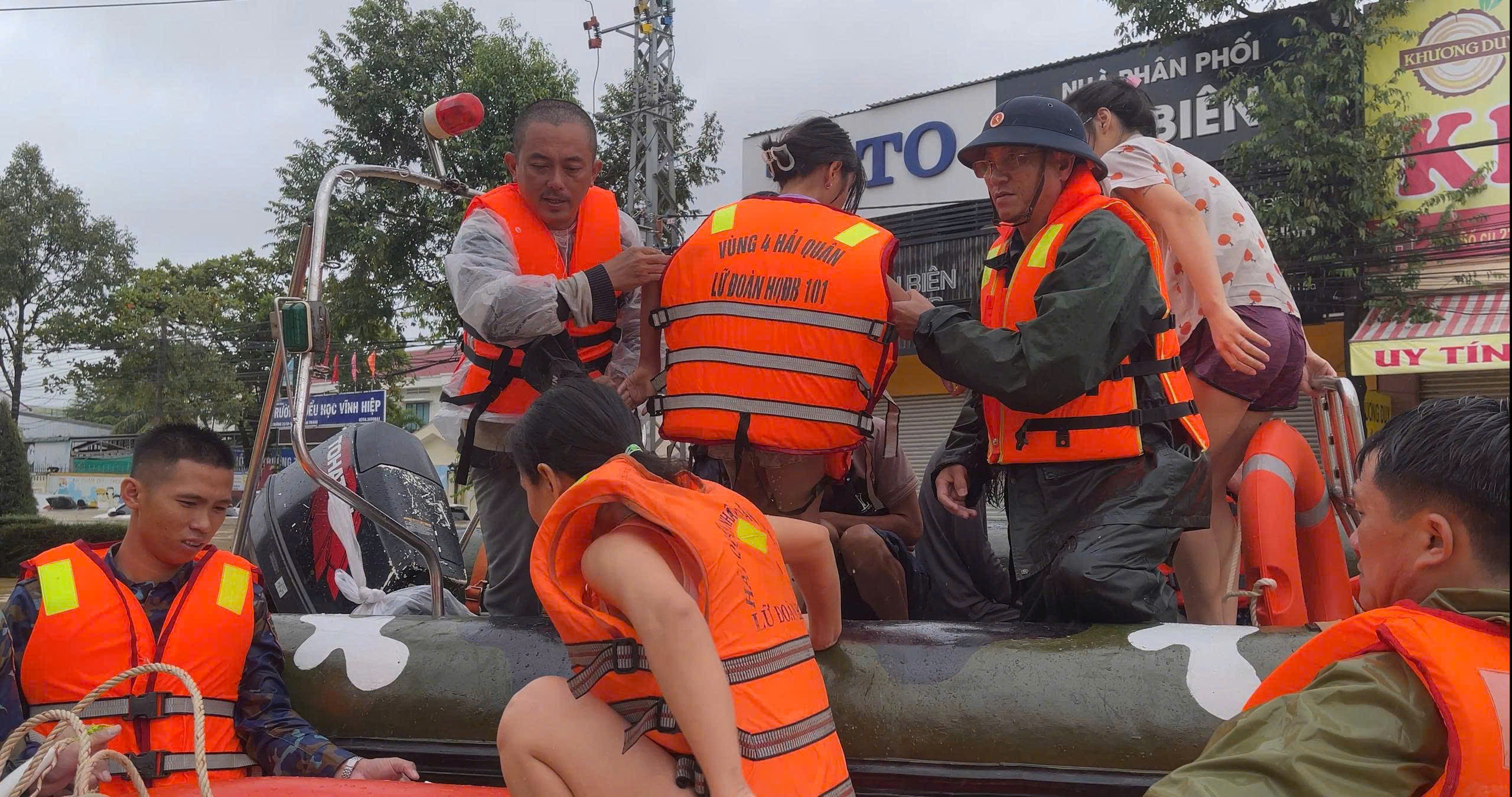 Vùng 4 Hải quân đồng hành cùng nhân dân vượt lũ