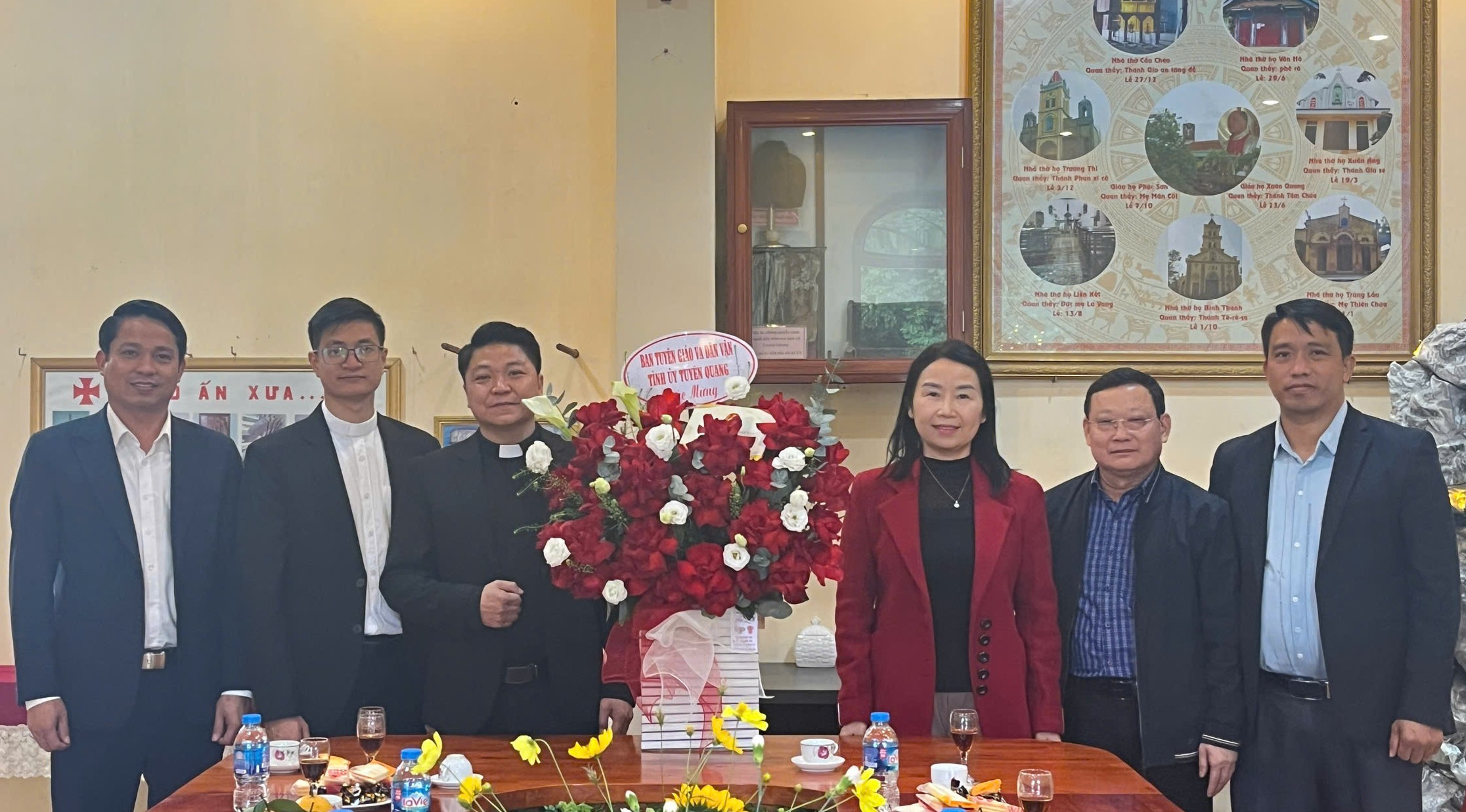 Lãnh đạo Ban Tuyên giáo và Dân vận Tỉnh uỷ thăm, chúc mừng các tổ chức tôn giáo nhân dịp Lễ Giáng sinh năm 2025