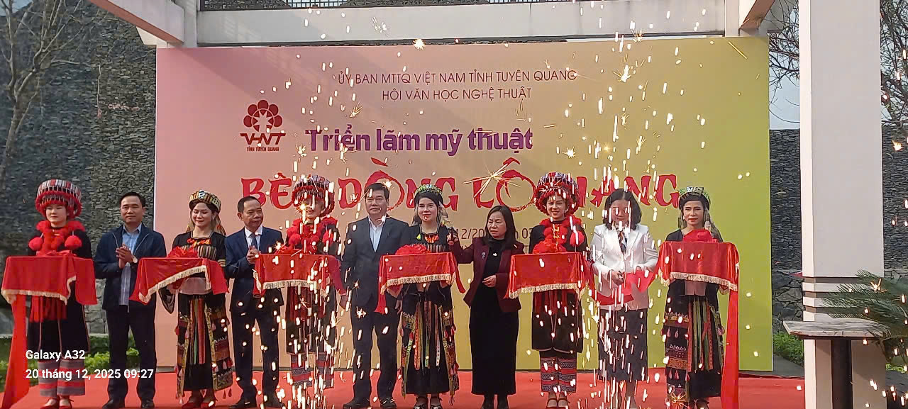 LÃNH ĐẠO BAN TUYÊN GIÁO VÀ DÂN VẬN TỈNH UỶ DỰ TRIỂN LÃM MỸ THUẬT BÊN DÒNG LÔ GIANG