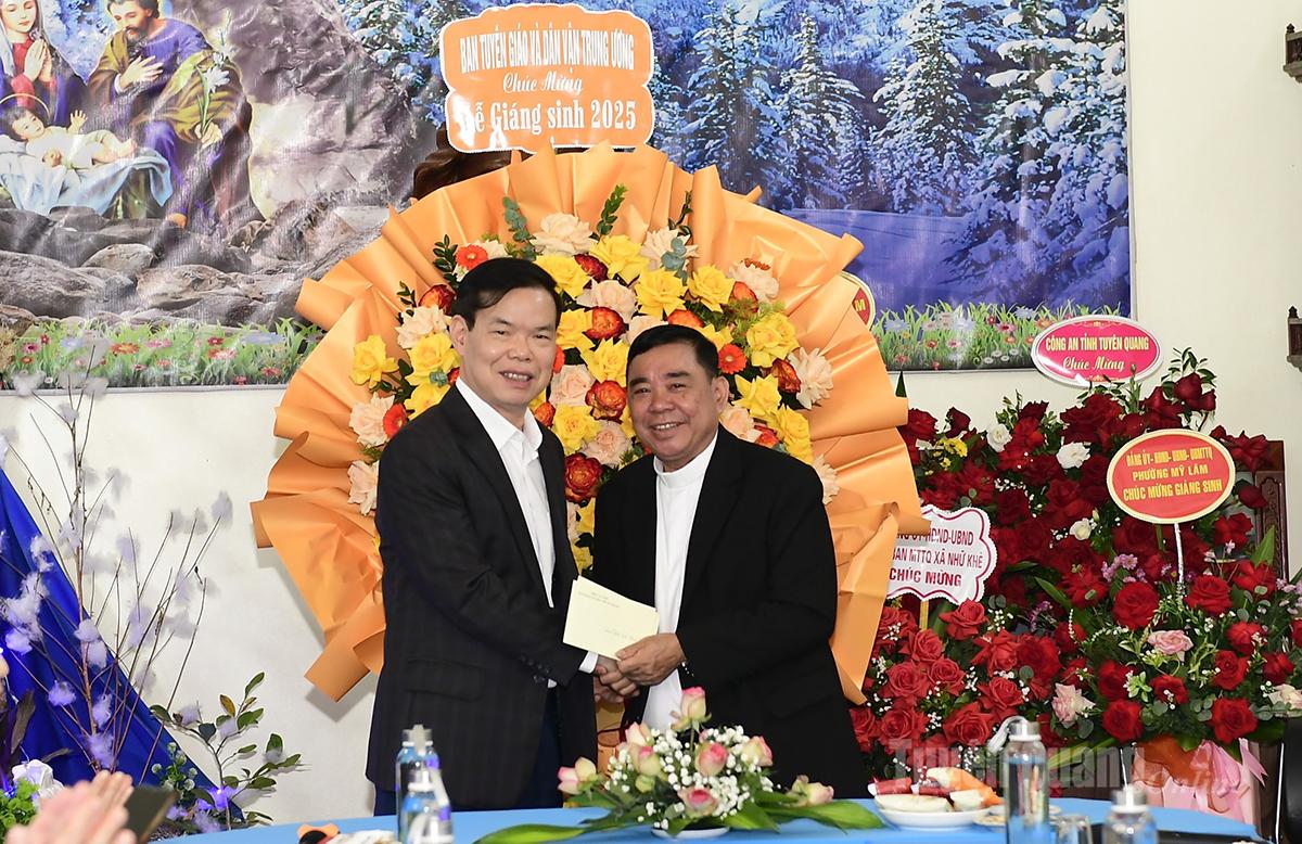 Đồng chí Phó Trưởng Ban Tuyên giáo và Dân vận Trung ương Triệu Tài Vinh thăm và chúc mừng Giáo xứ Phú Lâm nhân dịp Lễ Giáng sinh năm 2025