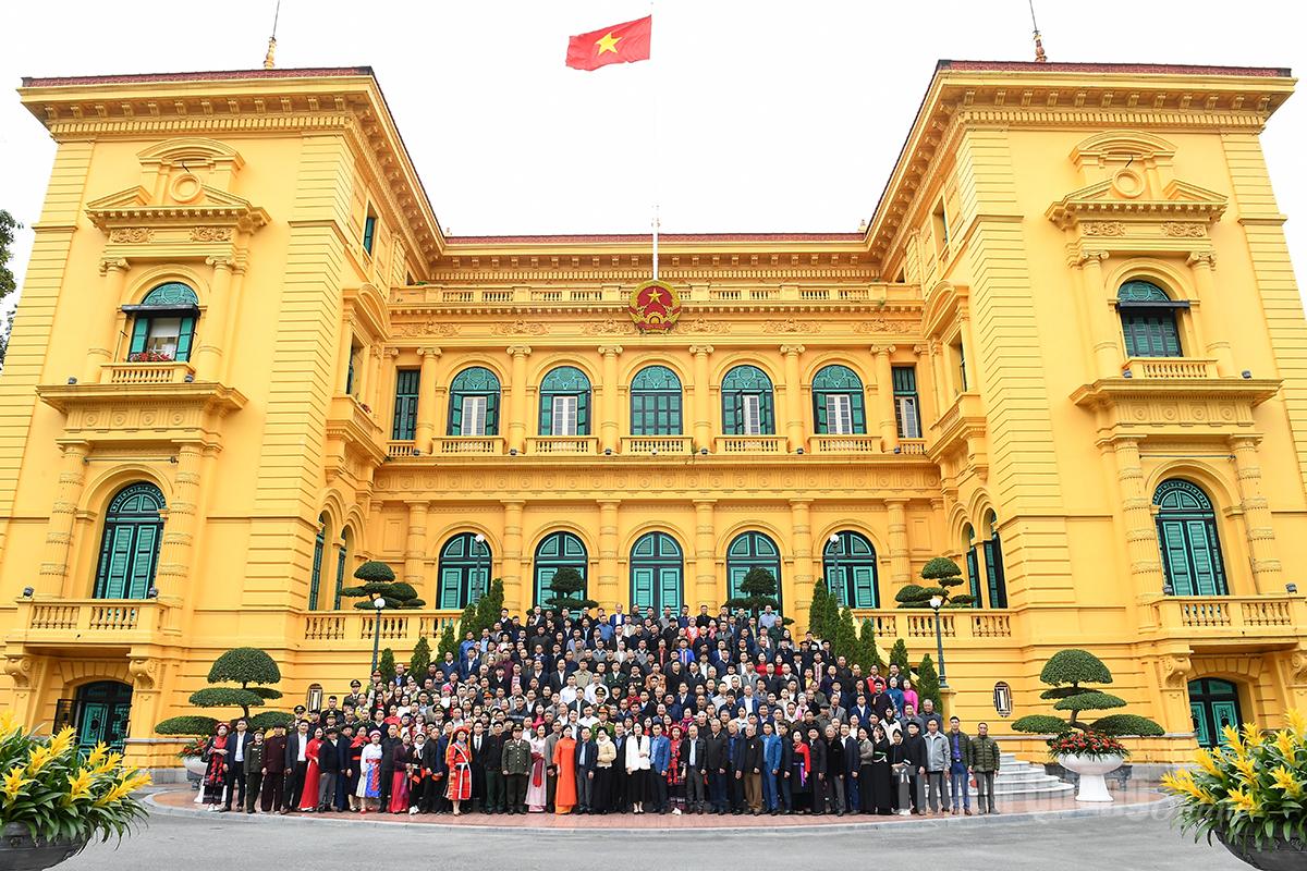 Đoàn đại biểu điển hình tiên tiến đồng bào dân tộc thiểu số tỉnh Tuyên Quang viếng Lăng Chủ tịch Hồ Chí Minh