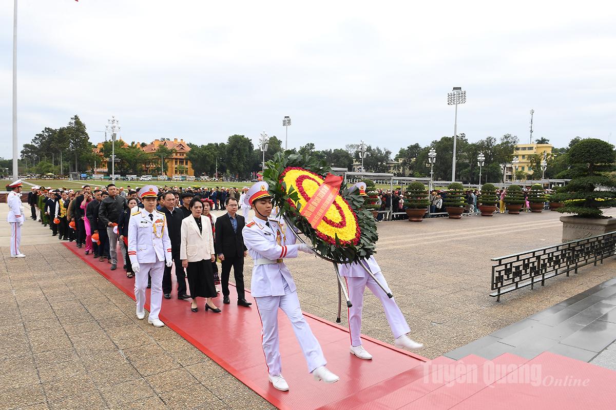 Đoàn đại biểu điển hình tiên tiến đồng bào dân tộc thiểu số tỉnh Tuyên Quang viếng Lăng Chủ tịch Hồ Chí Minh