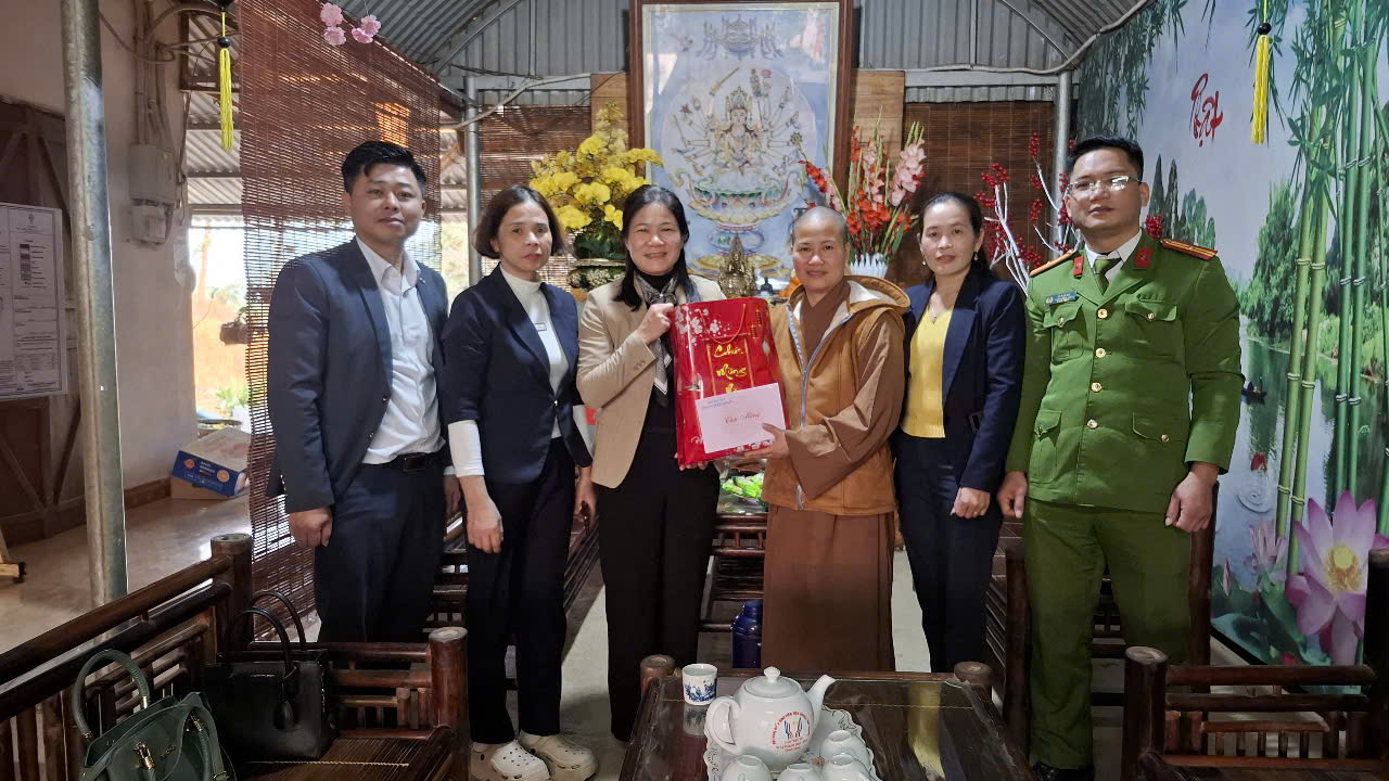 Ban Dân vận Tỉnh ủy tổ chức thăm hỏi, tặng quà  chức sắc, chức việc các tôn giáo, người có uy tín trong vùng đồng bào dân tộc thiểu số