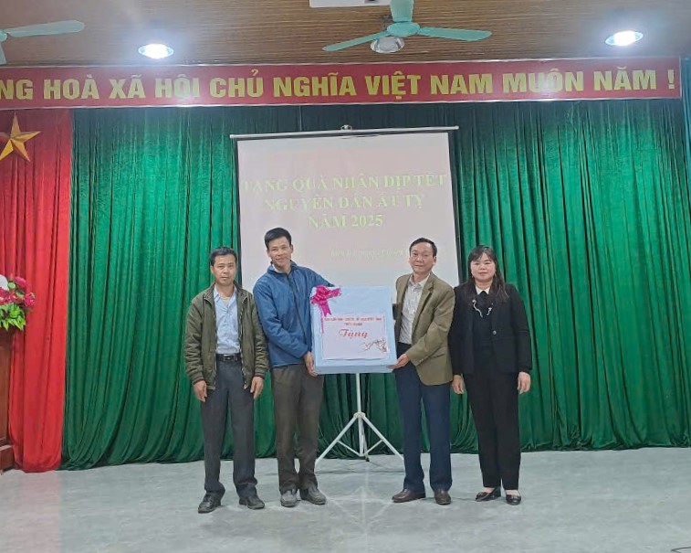 Ban Dân vận Tỉnh ủy trao quà cho người dân tộc thiểu số có hoàn cảnh khó khăn trên địa bàn tỉnh