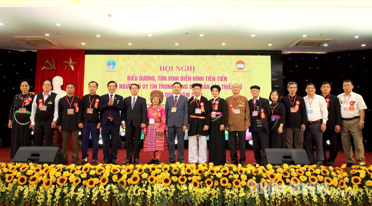 Trình tự, thủ tục công nhận, đưa ra khỏi danh sách  và thay thế, bổ sung người có uy tín