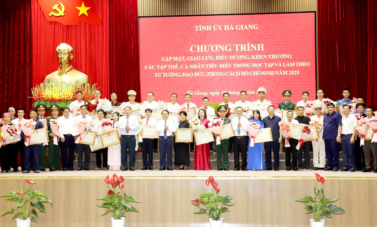 Tỉnh Hà Giang vinh danh 16 tập thể, 29 cá nhân tiêu biểu trong học tập và làm theo tư tưởng, đạo đức, phong cách Hồ Chí Minh năm 2025
