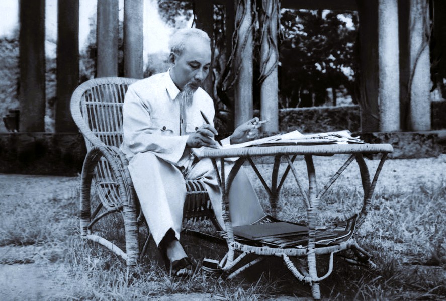 Tấm gương luôn chăm lo nâng cao dân trí, bồi dưỡng nhân tài