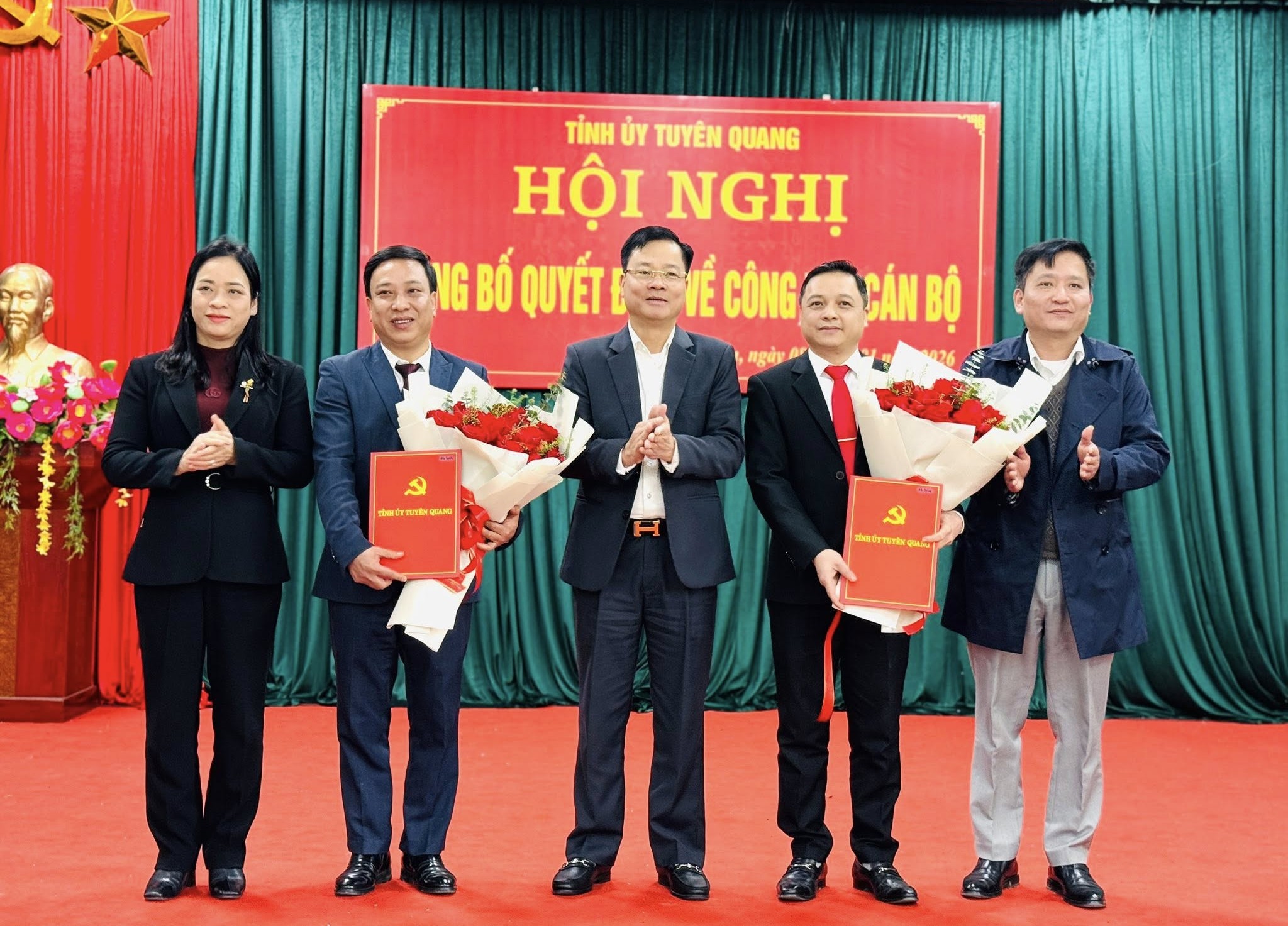 Tuyên Quang công bố quyết định điều động, phân công cán bộ tại xã Xuân Vân và Trung Sơn