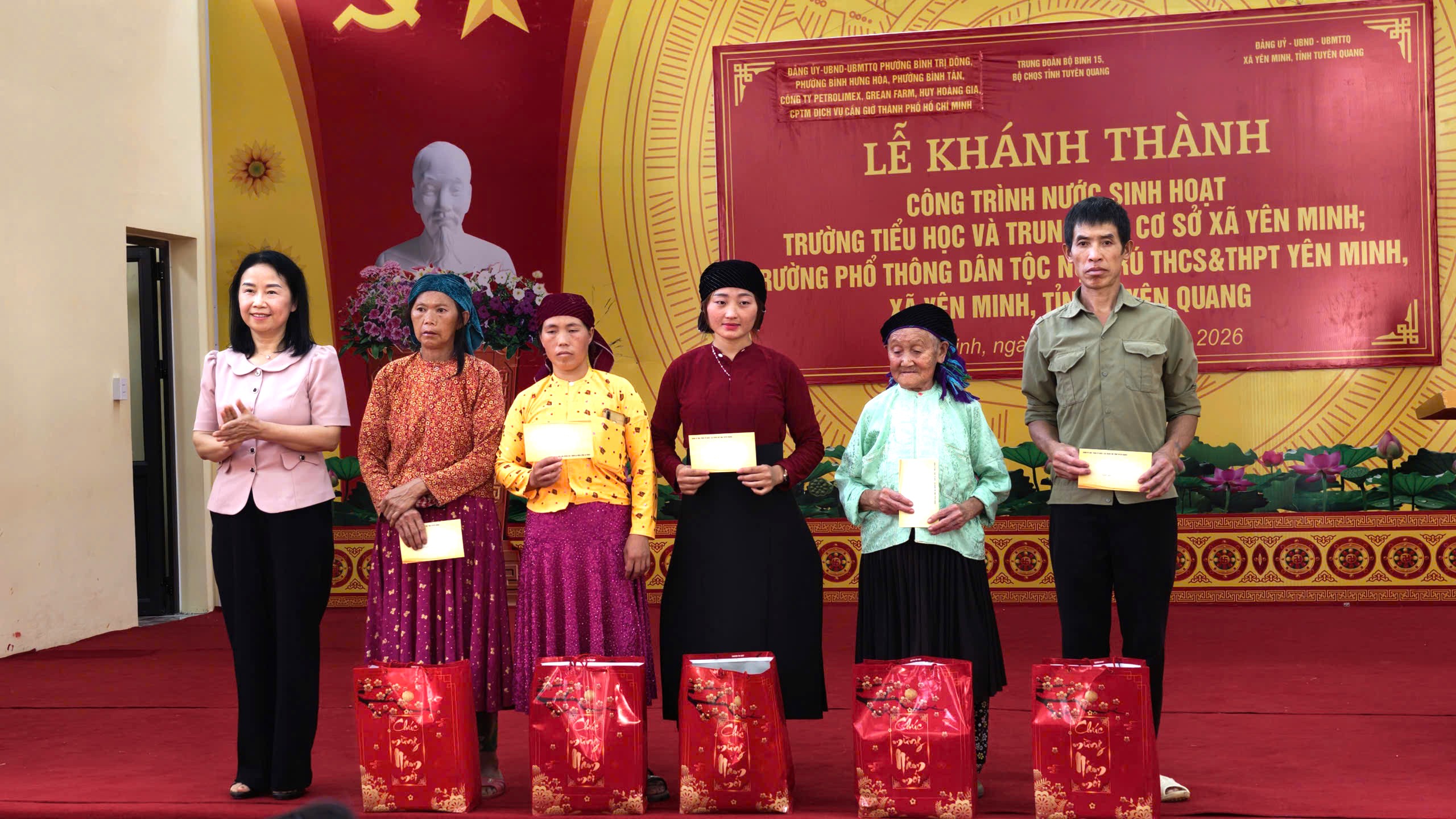 Đồng chí Vương Thúy Hằng, Phó Bí thư Đảng ủy Mặt trận tổ quốc, các đoàn thể tỉnh nắm tình hình công tác dân vận tại xã Yên Minh